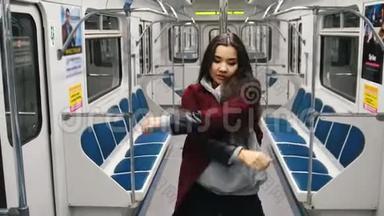 年轻女子在火车上跳钢管舞